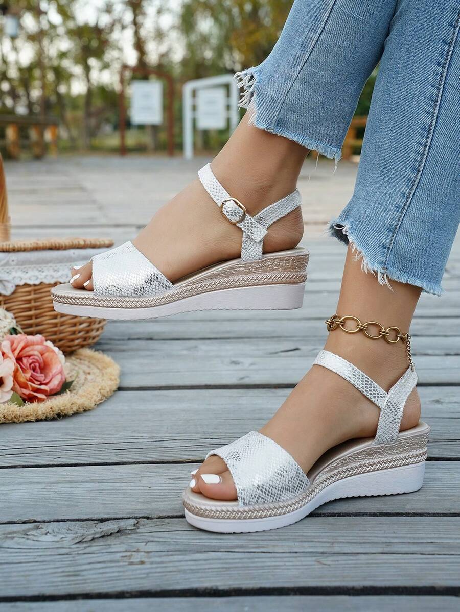 Giày sandal đế xuồng cao gót thoải mái mới cho nữ mùa hè, kiểu dáng đi nghỉ mát ngoài trời, mũi tròn, quai hậu màu xanh dương. Giày sandal đế xuồng cao gót cổ điển mới cho nữ mùa hè, trang trí da rắn bạc, kiểu dáng sang trọng, quai hậu có khóa cài, giày sandal thời trang ngoài trời, mũi tròn, thích hợp cho kỳ nghỉ biển. - Bạc - Xem 1