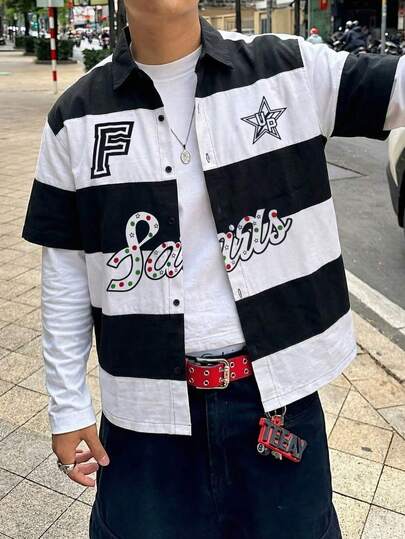 Camisa masculina listrada em preto e branco estilo corrida, com estampa de letras estilo universitário retrô, estilo streetwear americano, com emblema decorativo, respirável, ideal para o verão, manga curta e fechamento frontal com botões.