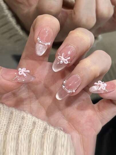 Bộ 30 móng giả kiểu Pháp mắt mèo màu hồng phấn đính ngọc trai và nơ kim cương lấp lánh, có thể tái sử dụng, bao gồm 1 gel dán và 1 dũa móng. 30 móng nhiều kích cỡ: Bộ đầy đủ gồm 30 móng với nhiều kích cỡ khác nhau để phù hợp với nhiều hình dạng móng, chắc chắn và thoải mái khi đeo. Có thể tháo rời và tái sử dụng: Không cần đến tiệm làm móng, dễ dàng sử dụng tại nhà, có thể dùng nhiều lần, tiết kiệm chi phí. Thích hợp cho đi lại hàng ngày và các bữa tiệc.