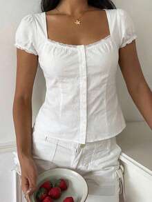 ELVA 女士夏季简约梦幻休闲优雅学院风方领泡泡袖基础款前扣腰部蕾丝设计衬衫，适合年轻女士、教师、母亲节、音乐会、复活节派对、返校、毕业典礼、生日聚会、下午茶，以及日常通勤、郊游、度假、早午餐、户外活动和正式办公场合穿着。白色 - 白色 - 查看 2