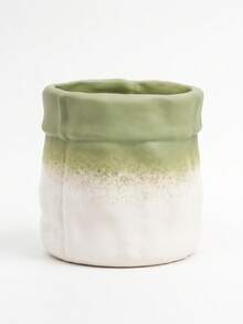 1 chiếc bình trang trí màu xanh ombre, miệng bình uốn lượn không đều, thích hợp để trang trí bàn, phòng khách, kệ và lối vào. - Túi giấy màu xanh lá cây chuyển sắc - Xem 8