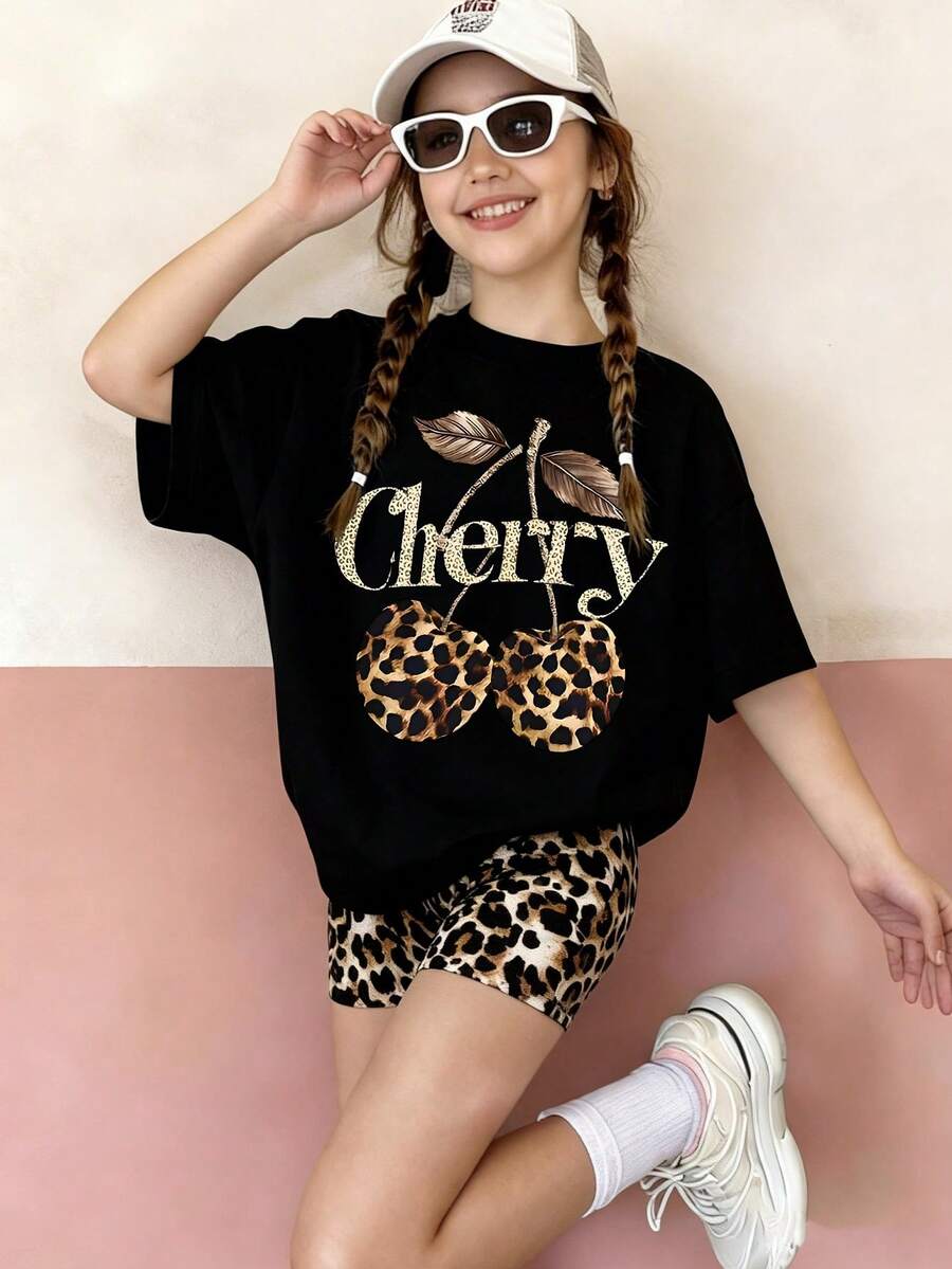 1. Kaos Kasual Leher Bulat Warna Aprikot Dipadukan dengan Celana Pendek Motif Leopard, Pola Leopard dan Bunga Sakura yang Unik - Hitam - View 1