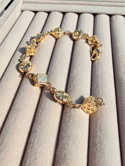 1件新款时尚雕花优雅女士手链，经久耐用，适合日常佩戴和聚会场合。