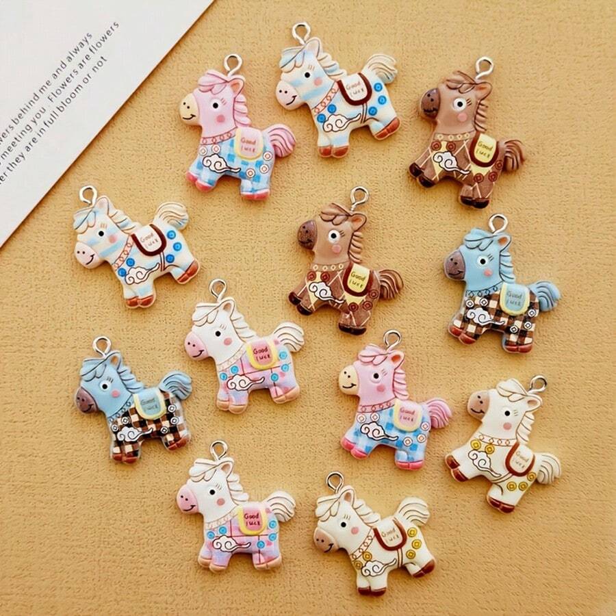 6/12 pièces Joli pendentif en résine plat 2D en forme de cheval porte-bonheur, charm animal de dessin animé pour la création de bijoux. Convient pour les bijoux DIY, les colliers faits main et les tirettes de fermeture éclair. Surface brillante, texture lisse - Couleurs aléatoires - Multicolore - Voir 1