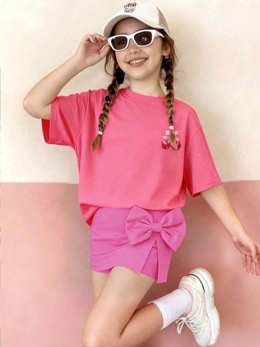 Bộ đồ thường ngày này có thiết kế chữ hình quả anh đào độc đáo, bao gồm áo phông cổ tròn màu tím và quần ống rộng màu tím. - Màu Hồng Tươi - Xem 1