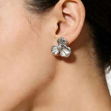 1 Đôi bông tai thời trang nữ, kiểu dáng tối giản hình hoa sen, thiết kế độc đáo. - Bạc - Xem 3