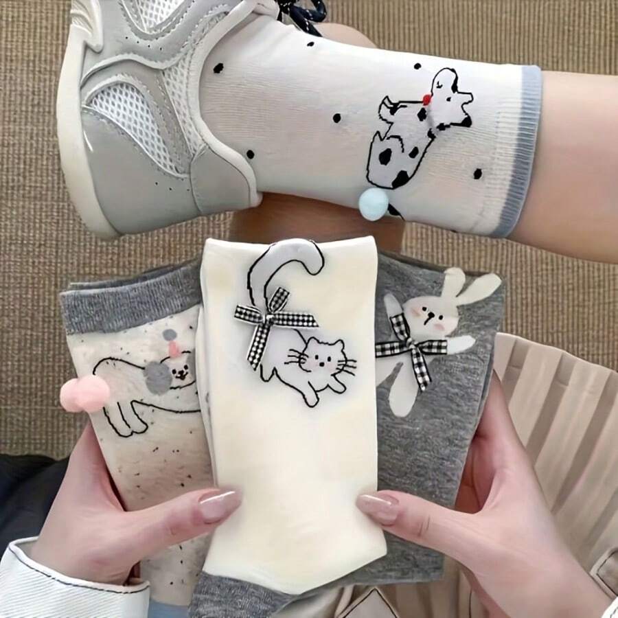这款可爱的动物图案船袜以猫、狗、兔子和其他动物为灵感，饰以格子蝴蝶结，打造休闲又不失时尚的外观。