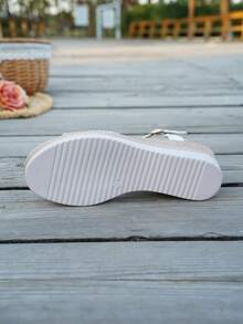 Giày sandal đế xuồng cao gót thoải mái mới cho nữ mùa hè, kiểu dáng đi nghỉ mát ngoài trời, mũi tròn, quai hậu màu xanh dương. Giày sandal đế xuồng cao gót cổ điển mới cho nữ mùa hè, trang trí da rắn bạc, kiểu dáng sang trọng, quai hậu có khóa cài, giày sandal thời trang ngoài trời, mũi tròn, thích hợp cho kỳ nghỉ biển. - Bạc - Xem 8