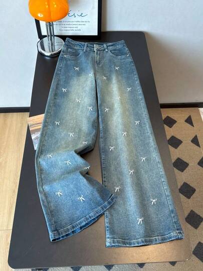 ALO FASHION Elegantes pantalones vaqueros largos de mezclilla estilo boho para mujer con acabado lavado, pierna ancha y detalle de lazo, de alta elasticidad.