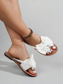 Breezelady Women's Black Bow Slide Sandals – Featuring A Voluminous, Textured Fabric Bow For A Sweet, Eye-Catching Look, These Sandals Have A Soft, Supportive Footbed And A Lightweight, Durable Design. Ideal For Casual Outings, Brunch Dates, Or Weekend Errands, They Pair Perfectly With Denim Shorts, Sundresses, Or Cropped Jeans For A Cozy, Charming Summer Vibe. - trắng - Xem 5