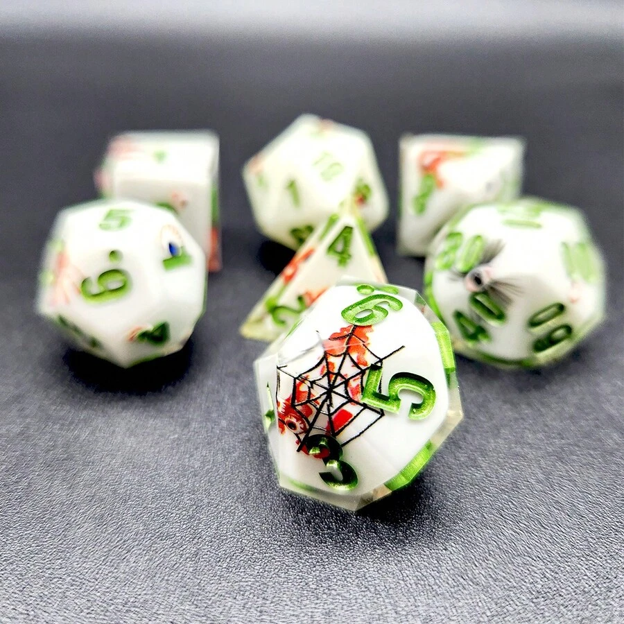 7颗手工精制锋利树脂多面骰子套装，骰子图案包含蝙蝠、幽灵、骷髅、南瓜等元素，高端万圣节版骰子
