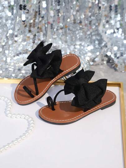 1 par de sandalias planas negras para niñas, de unicolor, con tela suave y decoración de lazo, punta redonda y abierta, diseño elástico y antideslizante en la parte trasera, estilo bohemio de moda casual para vacaciones, apropiadas para uso diario, festivales, fiestas y campus, nueva llegada para primavera/verano