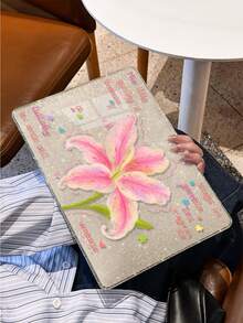 这款闪亮透明的笔记本电脑保护套，饰有粉色百合花图案，轻薄便携，防震耐用，兼容搭载M2和M3芯片组的13英寸/15英寸MacBook Air和14英寸MacBook Pro。它集防指纹、防震和散热功能于一体，是节日和特殊场合的理想礼物。 - 查看 2