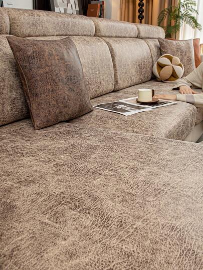 1 chiếc bọc ghế sofa giả da màu nâu nhạt, co giãn, chống thấm nước và chống bám bẩn, phù hợp với sofa 1, 2, 3, 4 chỗ ngồi, bọc sofa thoải mái, thích hợp cho phòng khách, khách sạn, ngoài trời và trong nhà, chống bụi bẩn.