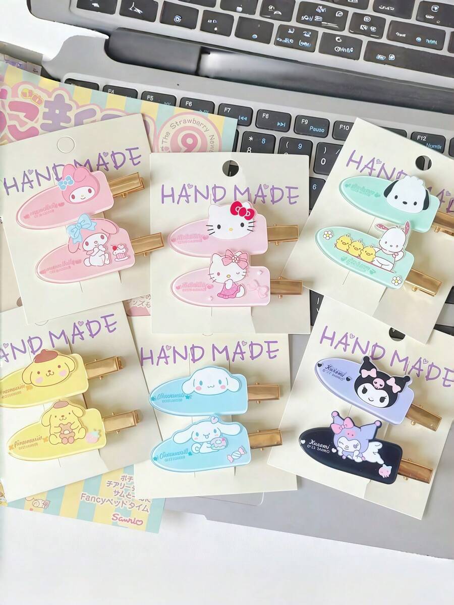 SANRIO 2 chiếc phụ kiện và kẹp tóc hoạt hình Hello Kitty mới, quà tặng Ngày Valentine cho bé gái. Nhiều nhân vật hoạt hình khác nhau, phụ kiện tóc hoạt hình Kuromi Nhật Bản, kẹp tóc bên hông, phụ kiện tóc cho Giáng sinh, tiệc cưới, họa tiết hoạt hình Hello Kitty. Những sản phẩm này cũng thuộc bộ sưu tập phụ kiện tóc dành cho nữ.
