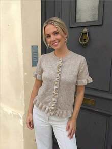 Cárdigan de punto de cuello redondo y manga corta con estilo vintage para mujer, decorado con volantes y botones metálicos, un elegante y suave suéter de verano. Blusa elegante para damas - Camel - Ver 9