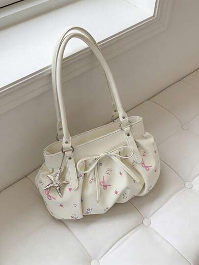 1 chiếc túi xách nữ một vai dáng xô, túi tote dung tích lớn, màu trơn, chất liệu PU mờ với họa tiết nơ, tươi trẻ và thời trang, kèm mặt dây chuyền cá nhân hóa, phù hợp cho du lịch, mua sắm, đi làm hàng ngày.