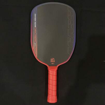 Vợt Pickleball Agassi Pro T700 sợi carbon với lõi tổ ong polypropylene 16mm, bề mặt mềm mại, phù hợp cho các trận đấu chuyên nghiệp.
