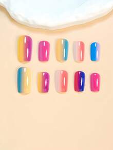 24 adesivos de unha quadrados médios, cores degradê Y2K incluindo amarelo limão, rosa claro, roxo, combinados com um design degradê em azul-esverdeado, azul marinho e fúcsia. Unhas postiças de cobertura total com 1 adesivo de cola e 1 mini tira de cola (as cores dos adesivos de unha podem variar sob diferentes condições de iluminação). - Multicolorido - Ver 3