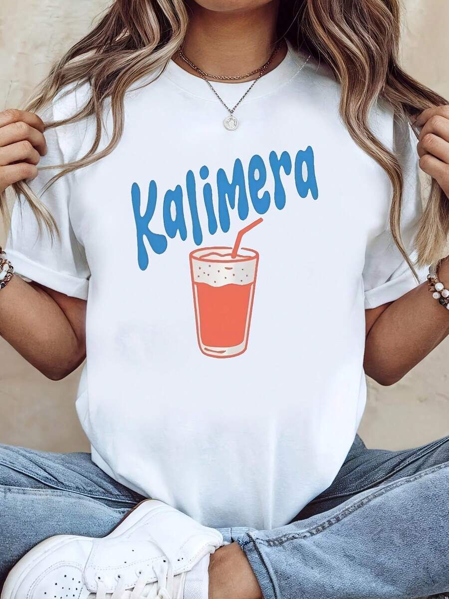 Camisetas Plus Size de Verão - Camiseta plus size com estampa "Kalimera" em estilo grego (texto em azul e laranja contrastantes + desenho de copo de smoothie) para um visual refrescante de férias. Ideal para viagens à ilha, festas de verão e muito mais. Camiseta de algodão, blusa feminina, blusa de verão. - Branco - Ver 1