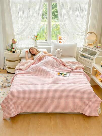 1pc Cooling Silk Summer Quilt, Air Conditioning Quilt, Thin Comforter. Skin-Friendly Fabric, Soft And Comfortable For Nude Sleeping, Breathable And Smooth, Suitable For Home Bedroom Decor, Wedding Supplies, Valentine's Day, Easter Gifts, Mother's Day Gifts, All Seasons