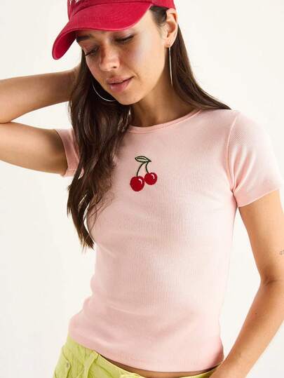 Camiseta corta básica de mujer BIANCO LUCCI con bordado de cerezas y acanalado