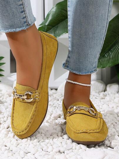 Giày lười nữ mùa hè mới, đế bằng, trang trí khóa kim loại, kiểu dáng thời trang đa năng, thoải mái cho các hoạt động thường ngày, du lịch và nghỉ mát.