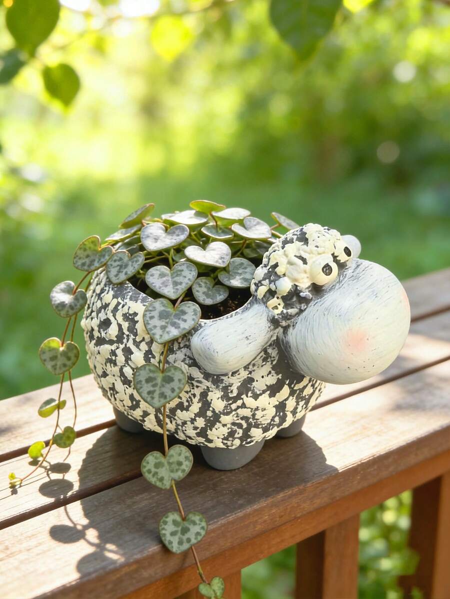 可爱的绵羊造型树脂多肉植物花盆 - 毛茸茸的绵羊造型，带有斑点纹理，非常适合垂吊植物、多肉植物和小绿植，可放置在窗台、桌面和庭院中，为动物爱好者营造梦幻般的农场氛围，是迷人的花园装饰点缀。 - 多色 - 查看 1