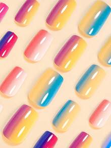 24 adesivos de unha quadrados médios, cores degradê Y2K incluindo amarelo limão, rosa claro, roxo, combinados com um design degradê em azul-esverdeado, azul marinho e fúcsia. Unhas postiças de cobertura total com 1 adesivo de cola e 1 mini tira de cola (as cores dos adesivos de unha podem variar sob diferentes condições de iluminação). - Multicolorido - Ver 4