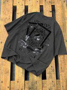 Manfinity Roughcore Men's Casual Short Sleeve Crew Neck T-Shirt With Creative And Versatile Playing Card Graphic Design - 中紫紅色 - 查看 3