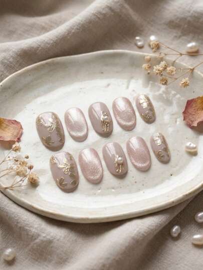 10 miếng dán móng tay acrylic hình mắt mèo thanh lịch kiểu Nhật Bản, họa tiết hoa vàng 3D nổi bật, đính ngọc trai, hình dáng ngắn, màu hồng nude, thích hợp sử dụng hàng ngày cho nữ.