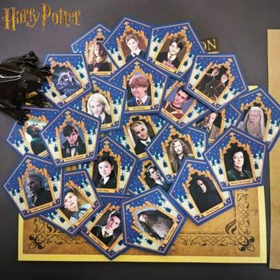 Warner Bros 1 chiếc thiệp ma thuật hình ếch sô cô la, có hình các nhân vật như Hermione, Giáo sư McGonagall, Sirius Black, được làm bằng gỗ và bìa cứng hình ngũ giác với nền lâu đài. Bề mặt nhẵn mịn, in ấn đẹp mắt, lý tưởng cho bộ sưu tập của người hâm mộ hoặc trang trí theo chủ đề. Sản phẩm thủ công, thú vị, thích hợp làm quà Giáng sinh, quà sinh nhật hoặc quà tặng cho người hâm mộ.