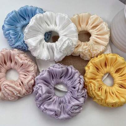 1 chiếc dây buộc tóc bằng polyester màu trơn, kiểu dáng giản dị, mềm mại, phù hợp cho mọi mùa.
