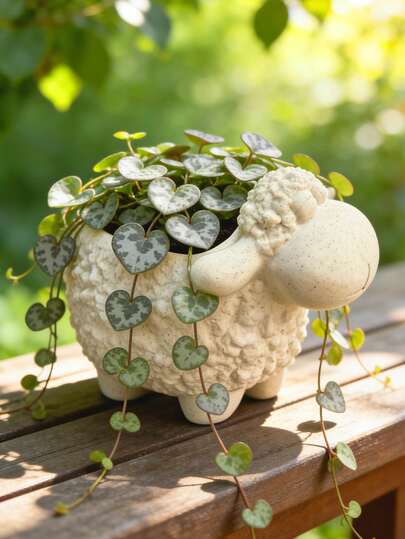 Chậu trồng cây mọng nước hình cừu dễ thương bằng nhựa - Thiết kế hình cừu bông đáng yêu với họa tiết lốm đốm, hoàn hảo cho các loại cây leo, cây mọng nước và cây xanh nhỏ trên bệ cửa sổ, bàn làm việc và sân hiên. Mang đến không khí đồng quê vui tươi, một điểm nhấn trang trí sân vườn quyến rũ dành cho những người yêu động vật.