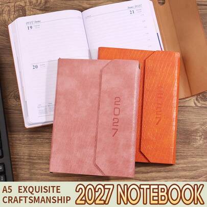 Một bộ sổ kế hoạch tiếng Anh 2027, 300-400 trang, bìa da PU, dải ruy băng đánh dấu trang và khe đựng bút ẩn; gáy khâu chắc chắn với giấy daolin bên trong; khóa nam châm; được đựng trong hộp quà. Sổ tay gấp ba có nam châm - cũng có phiên bản tiếng Tây Ban Nha - là công cụ quản lý thời gian hoàn hảo, lý tưởng cho các cuộc họp kinh doanh và cuộc sống sinh viên, phù hợp sử dụng quanh năm và là món quà hoặc phần thưởng lý tưởng cho giáo viên. Kích thước: 15.5 x 21.2 cm; nhiều kiểu dáng và màu sắc để lựa chọn.
