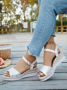 Giày sandal đế xuồng cao gót thoải mái mới cho nữ mùa hè, kiểu dáng đi nghỉ mát ngoài trời, mũi tròn, quai hậu màu xanh dương. Giày sandal đế xuồng cao gót cổ điển mới cho nữ mùa hè, trang trí da rắn bạc, kiểu dáng sang trọng, quai hậu có khóa cài, giày sandal thời trang ngoài trời, mũi tròn, thích hợp cho kỳ nghỉ biển. - Bạc - Xem 7