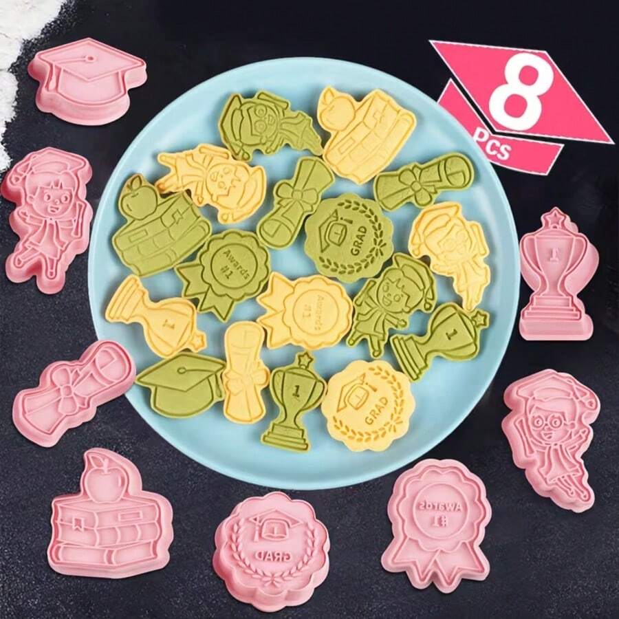Bộ 8 khuôn cắt bánh quy chủ đề tốt nghiệp - Thiết kế đơn giản với các hình dạng như mũ tốt nghiệp, bằng tốt nghiệp, cúp, lý tưởng để làm bánh ngọt mừng tốt nghiệp. - Xem 1