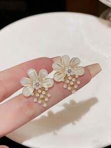 1 par de pendientes de flores y perlas de imitación elegantes y versátiles, adecuados para uso diario y festividades de chicas adolescentes - Flor A - Ver 4