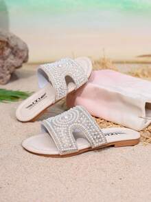 一双全新珍珠水钻装饰凉拖鞋，百搭实用，适合日常穿着、海滩度假、朋友聚会等各种场合，柔和的色调可轻松搭配各种风格，是夏季必备的优雅单品，让您每一步都散发迷人魅力。 - 米色 - 查看 2