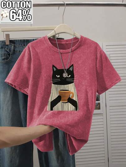纯棉加大码女式酸洗短袖T恤，适合日常穿着，时尚圆领上衣饰有艺术感十足的黑猫印花，是夏季女性的理想之选。