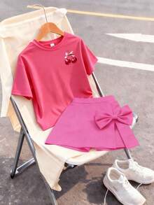 Bộ đồ thường ngày này có thiết kế chữ hình quả anh đào độc đáo, bao gồm áo phông cổ tròn màu tím và quần ống rộng màu tím. - Màu Hồng Tươi - Xem 2