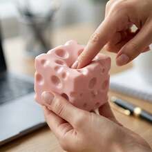 1pc Big Cheese Quishy,Squi-Shy Cheese Sugar Cube Squ-Ishy Sensory Toy, Slow-Rebound Shapeable Squeeze Ball Sensory Fidget Toy Relieves Stress FoAdults Desk - 派對玩具 - 查看 10