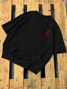 Manfinity Roughcore Men's Casual Short Sleeve Crew Neck T-Shirt With Creative And Versatile Playing Card Graphic Design - 紅色和黑色 - 查看 2