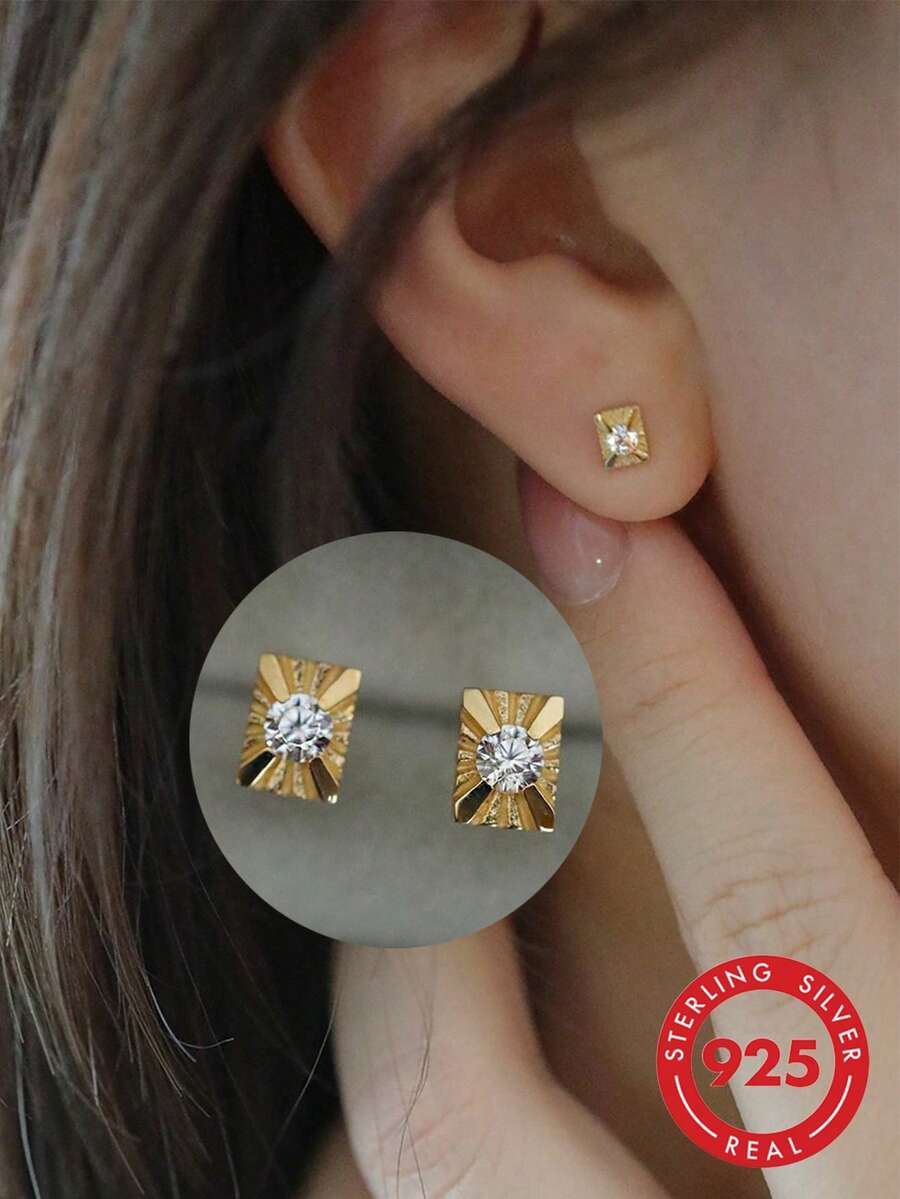 一对百搭简约S925纯银雕刻方形耳环，适合女性日常佩戴