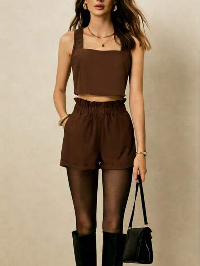 Bộ đồ nữ gồm áo tank top màu nâu và quần short đa năng, thích hợp mặc hàng ngày.