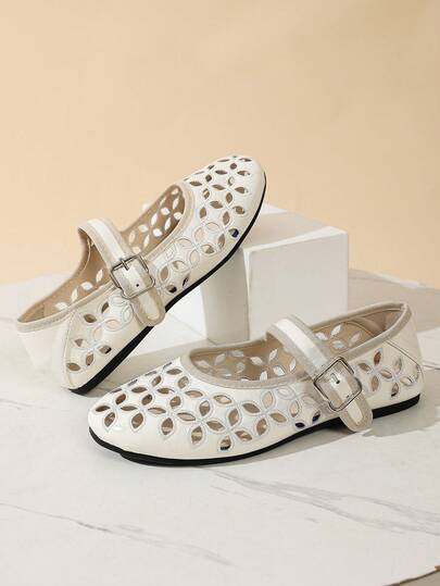 1双大码白色镂空平底鞋，专为女学生设计，纯色柔软PU材质+镂空花卉刺绣，经典搭扣设计，优雅时尚简约，手工轻便舒适透气网面平底鞋，适合大学生、大码女生，日常休闲、聚会、散步、上学、外出等场合，春夏新品。