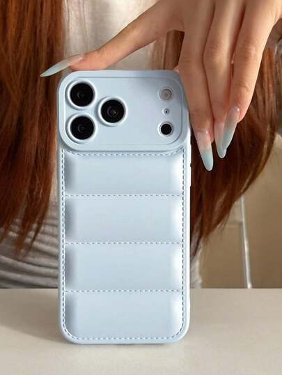 Capa para celular azul claro estilo puffer, compatível com iPhone 17 Pro Max. Capa protetora macia e antiderrapante com proteção para a câmera. Design fofo de jaqueta acolchoada, ideal para mulheres. Presente perfeito para ela. Resistente a impactos, antiderrapante e a arranhões. Compatível com iPhones das séries 17/16/15/14/13/12/11 e S22-S26. Presente ideal para o Dia dos Namorados ou aniversário.