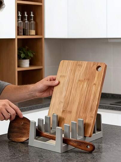 多功能置物架，集锅盖架、碗碟架、汤勺架、砧板架和书架于一体。方便存放和沥干锅盖和汤勺。适用于现代厨房、书房、厨房收纳整理等场景。这款置物架集分隔架、厨房锅盖收纳架、创意桌面书架、碗碟分隔架和锅盖架于一体。