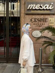 这款女士长袖漏斗领上衣采用梭织面料，设计简约时尚。春季 - 杏色 - 查看 3