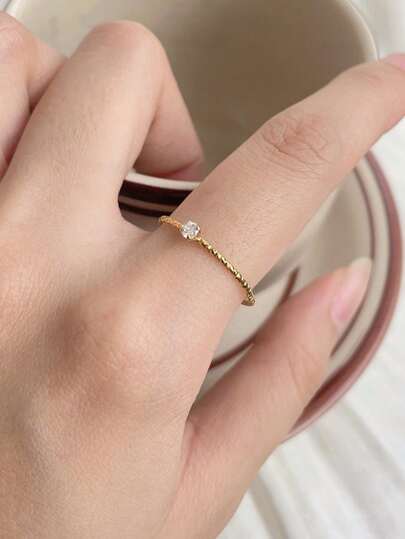 1枚铜质时尚简约独特锆石戒指，适合女性日常、节日和通勤佩戴（不可调节，6种尺寸可选，请在购买前确认尺寸）